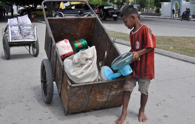Un jeune timorais orphelin fouille les poubelles, le 28 décembre 2012 à Dili [Valentino Dariel Sousa / AFP]