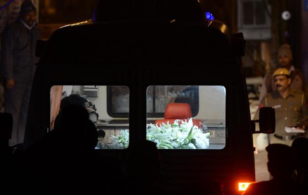 L'ambulance transportant le corps de l'Indienne victime d'un viol collectif, le 30 décembre 2012 à New Delhi [Sajjad Hussain / AFP]