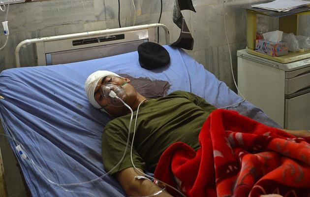 Un soldat pakistanais étendu dans un lit à l'hôpital de Peshawar, le 30 décembre 2012 [A Majeed / AFP]