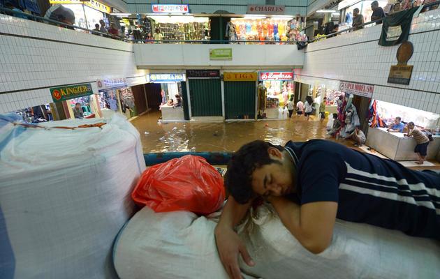 Le marché aux tissus de Jakarta envahi par les eaux le 17 janvier 2013 [Adek Berry / AFP]