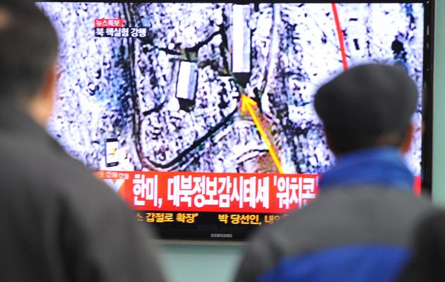 Des Sud-Coréens suivent à la télévision les informations sur un possible essai nucléaire nord-coréen, le 12 février 2013 dans une gare à Séoul [Kim Jae-Hwan / AFP]