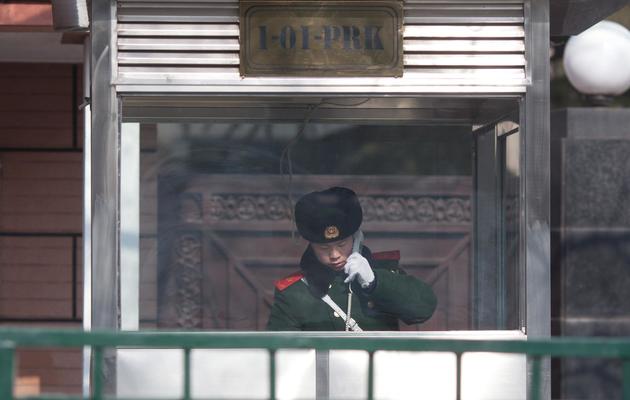 Un garde militaire chinois devant l'ambassade de Corée du Nord, le 12 février 2013 à Pékin [Ed Jones / AFP]