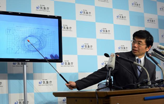Le chef de l'agence météorologique japonaise montre sur un graphique l'activité sismique enregistrée en Corée du Nord, le 12 février 2013 à Tokyo [Yoshikazu Tsuno / AFP]