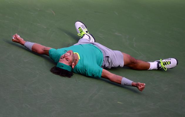Rafael Nadal s'écroule par terre après sa victoire contre Juan Martin del Potro au tournoi d'Indian Wells, le 17 mars 2013 [Frederic J. Brown / AFP]