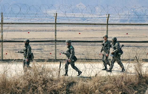 Des soldats sud-coréens patrouillent le long d'une barrière près de la zone démilitarisée séparant les deux Corées, le 27 mars 2013 [Jung Yeon-Je / AFP]