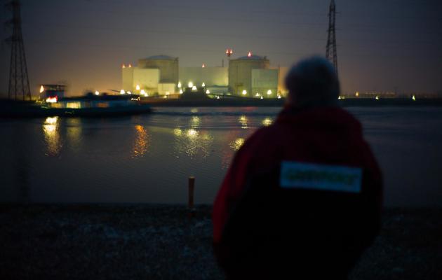 Un membre de Greenpeace le 28 mars 2013 devant la centrale nucléaire de Fessenheim [Sebastien Bozon / AFP]