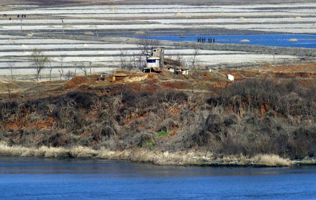 Un poste frontière nord-coréen à Kaepoong dans la Zone Démilitarisée divisant les deux corées, le 29 mars 2013 [Jung Yeon-Je / AFP]