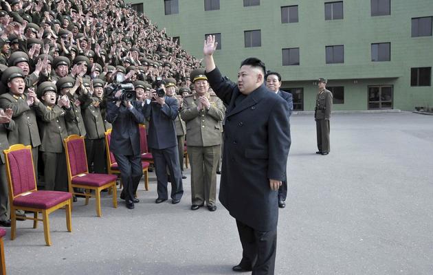 Photo transmise le 29 mars 2013 par l'agence officielle nord-coréenne KCNA, montrant le leader Kim Jong-Un acclamé par des militaires le 28 mars à Pyongyang [Kns / KCNA/AFP/Archives]
