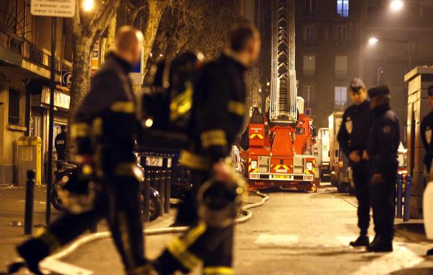 Les pompiers sur les lieux de l'incendie d'un immeuble à Aubervilliers, le 30 mars 2013 [Thomas Coex / AFP]