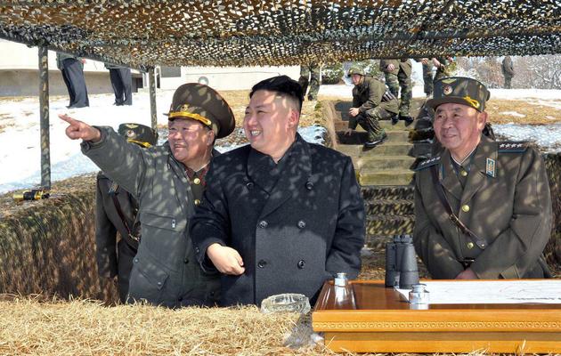 Photo non vérifiée de l'agence officielle nord-coréenne montrant le dirigeant Kim Jong-Un (c) lors d'une visite d'une installation militaire, le 20 mars 2013 [ / KCNA via Kns/AFP/Archives]