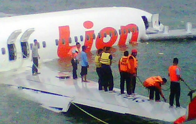 Le Boeing de Lion Air abîmé en mer après son atterrissage raté, à Bali, le 13 avril 2013 [Sonny Tumbelaka / Indonesian Search And Rescue Agency/AFP]