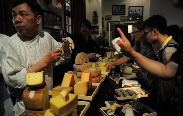 Des visiteurs goûtent le 21 avril 2013 des fromages à l'occasion du "Hong Kong International Cheese Festival" [Dale de la Rey / AFP]