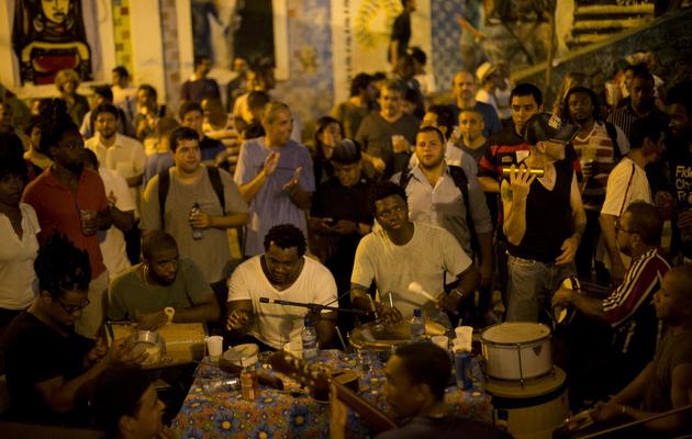 Des musiciens jouent de la samba à la Pedra do Sal, un recoin à ciel ouvert de la zone portuaire de Rio, le 12 novembre 2012 [Christophe Simon / AFP/Archives]