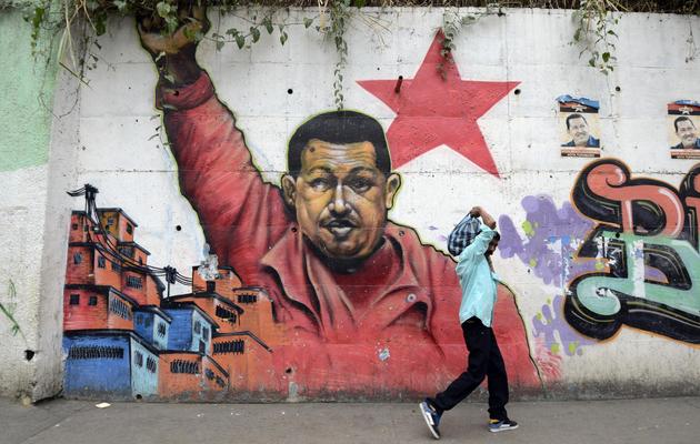 Un portrait géant de Hugo Chavez dessiné le 1er janvier 2013 sur le mur d'une rue quasiment vide de Caracas [Leo Ramirez / AFP]