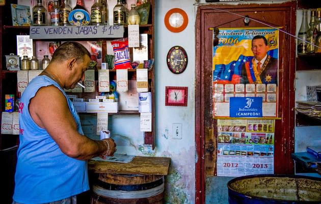 Une affiche de Chavez dans une boutique cubaine à La Havane le 7 janvier 2013 [Yamil Lage / AFP]