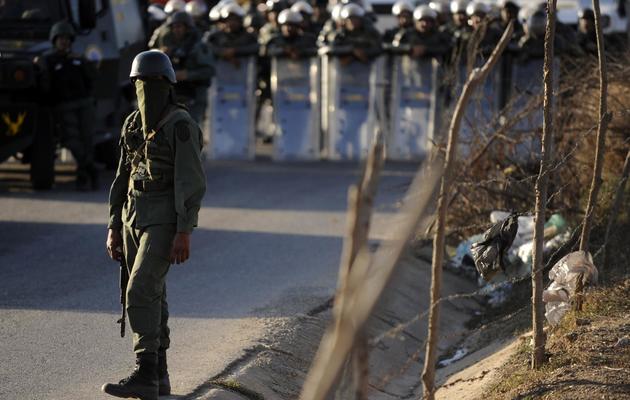 Les forces de l'ordre vénézuéliennes bloquent l'accès à la prison d'Uribana en proie à une mutinerie, le 26 janvier 2013 [Leo Ramirez / AFP]