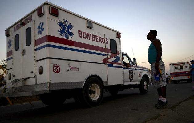 Des ambulances quittent la prison d'Uribana en proie à une mutinerie, le 26 janvier 2013 [Leo Ramirez / AFP]