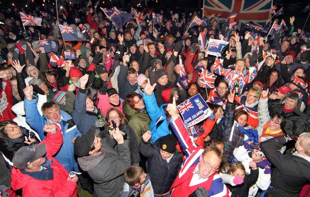 Les habitants des Malouines célèbrent le "oui" à un référendum sur le maintien de k'archipel dans le giron du Royaume-Uni, le 11 mars 2013 [Tony Chater / AFP]