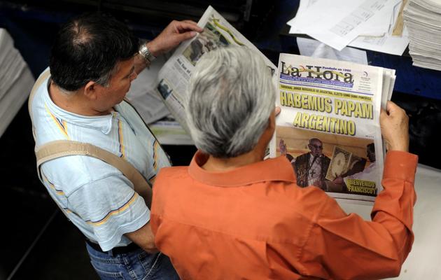 L'élection du pape à la Une du quotidien La Hora le 13 mars 2013 à Guatemala City [Johan Ordonez / AFP]