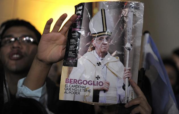 Des fidèles avec une photo de  Jorge Mario Bergoglio le 13 mars 2013 devant la cathédrale de Buenos Aires [Alejandro Pagni / AFP]