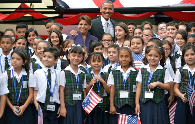 Le président américain Barack Obama et le présidente du Costa Rica Laura Chinchilla posent au milieu d'enfants au ministère des Affaires étrangères, à San José, le 3 mai 2013 [Mandel Ngan / AFP]