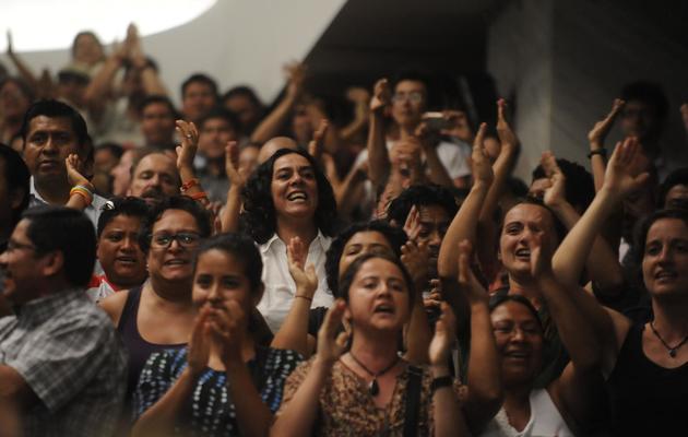 Des proches des victimes applaudissent à l'énoncé du verdict de la Cour suprême de justice  le 10 mai 2013 à Guatemala [Johan Ordonez / AFP]