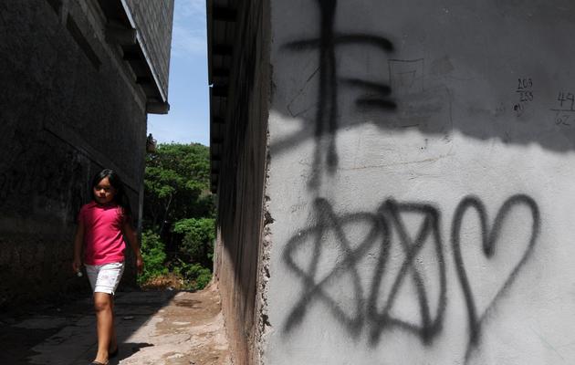 Une petite Hondurienne dans un quartier de Tegucigalpa contrôlé par les gangs, le 31 mai 2013 [Orlando Sierra / AFP]