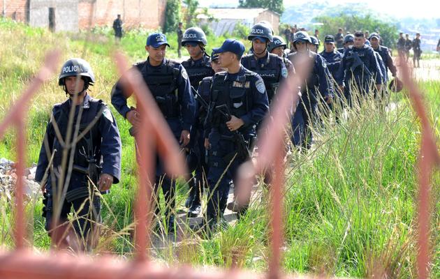 Des policiers honduriens en patrouille dans une zone de Tegucigalpa contrôlée par les gangs, le 31 mai 2013 [Orlando Sierra / AFP]