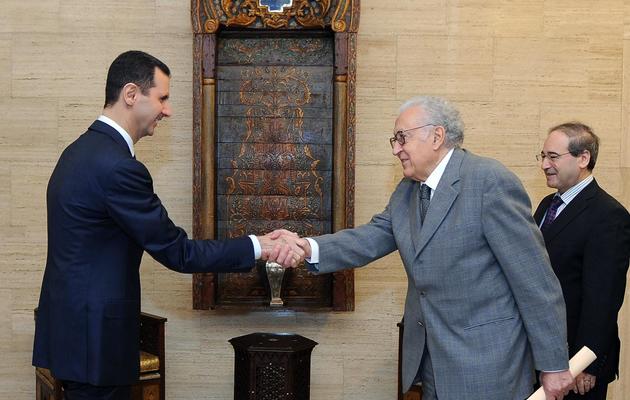 L'émissaire international Lakhdar Brahimi (à droite) rencontre le président Assad (à gauche), le 21 octobre 2012 à Damas [ / Sana/AFP/Archives]
