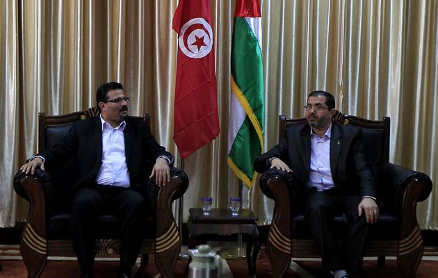 Le ministre tunisien des Affaires étrangères Rafik Abdessalem (g) et un membre du Hamais, Bassem Naim, le 17 novembre 2012 à Gaza [Said Khatib / AFP]