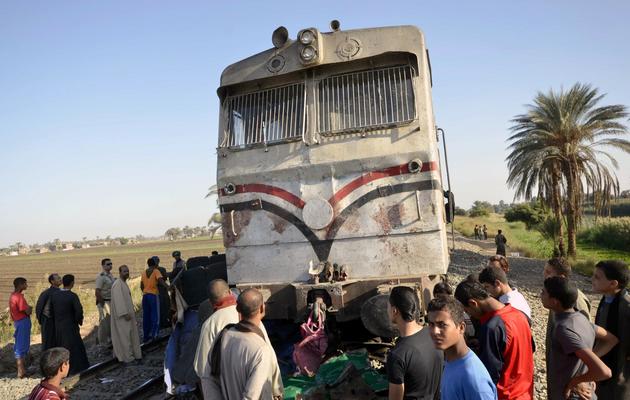Des Egyptiens inspectent les dégâts provoqués par la collision meurtrière entre un bus et un train dans la province d'Assiout (centre), le 17 novembre 2012 [ / AFP]
