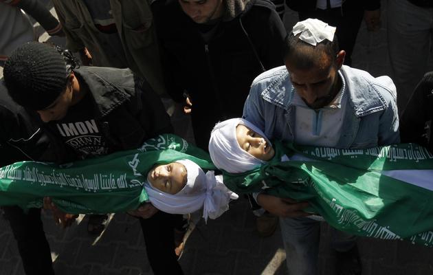 Des Palestiniens portent les corps de 2 enfants, un garçon et sa soeur, à Beit Lahia, à Gaza, le 18 novembre 2012 [Mohammed Abed / AFP]