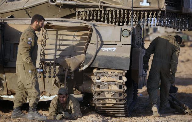 Des soldats israéliens en position près de la frontière avec Gaza, le 18 novembre 2012 [Menahem Kahana / AFP]