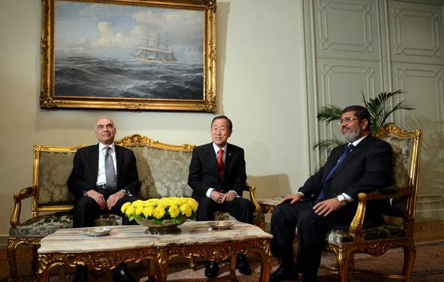 Le président égyptien Mohamed Morsi (d) et son ministre des Affaires étrangères Mohamed Kamel Amr (g) entourent le secrétaire général de l'ONU Ban Ki-moon (C) au Caire le 21 novembre 2012 [Khaled Desouki / AFP]