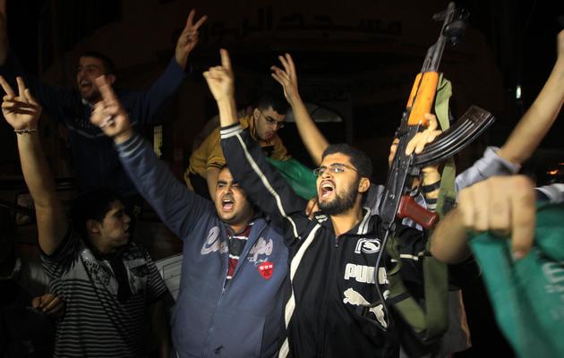 Des Palestiniens fêtent l'annonce de la trêve, le 21novembre 2012 à Gaza [Mahmud Hams / AFP]