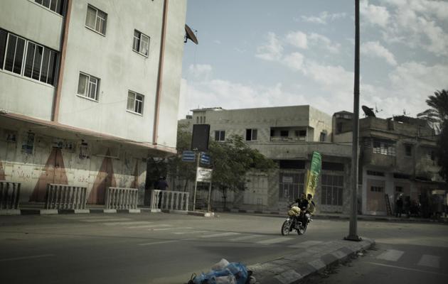 Des Palestieniens à moto tenant des drapeaux du Fatah et du Hamas, le 22 novembre 2012 à Gaza [Marco Longari / AFP]