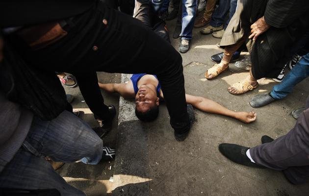 Un manifestant allongé au sol après avoir inhalé du gaz lacrymogène lors de heurts avec les forces de l'ordre, le 27 novembre 2012 au Caire [Gianluigi Guercia / AFP]