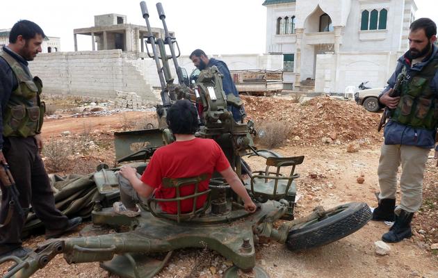 Des rebelles syriens à la base militaire de Cheikh Souleimane, à 25 km d'Alep, le 9 décembre 2012 [Hervé Bar / AFP]