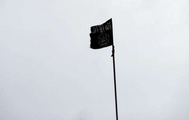 L'étendard des jihadistes, le drapeau noir frappé du sceau du prophète, flotte sur la base cheikh Souleimane, près d'Alep, le 9 décembre 2012 [Herve Bar / AFP]