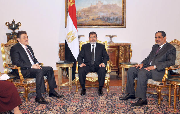 Le président égyptien Mohamed Morsi (c) rencontre les chefs des partis Wasat et Wafd, le 10 décembre 2012 au Caire [ / Présidence égyptienne/AFP]