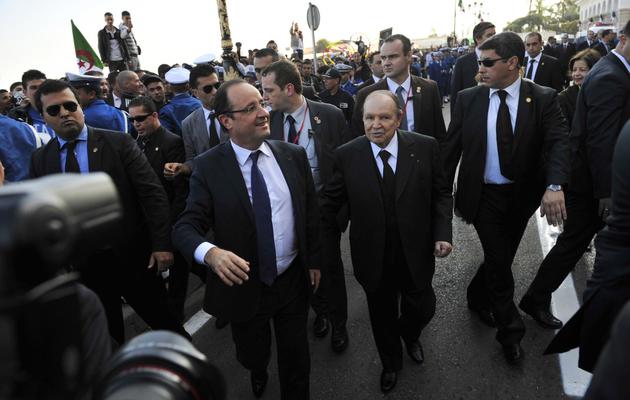 Les présidents français François Hollande et algérien Abdelaziz Bouteflika parmi la foule à Alger, le 19 décembre 2012 [Farouk Batiche / AFP]