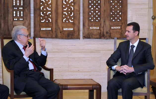 Photo fournie par l'agence Sana du président syrien Bachar al-Assad recevant l'émissaire international Lakhdar Brahimi à Damas, le 24 décembre 2012 [ / Sana/AFP/Archives]