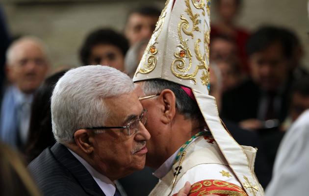 Le président de l'Autorité palestinienne, Mahmoud Abbas, et le patriarche latin de Jérusalem, Mgr Fouad Twal, le 25 décembre 2012 à Bethléem [Abed al-Hashlamoun / Pool/AFP]