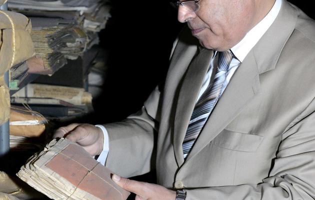 Le directeur des archives nationales marocaines, Jamaâ Baïda, au milieu de manuscrits anciens, à Rabat le 8 janvier 2013 [Fadel Senna / AFP]