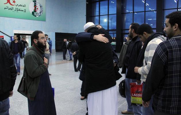 Des otages libérés du site gazier d'In Amenas, en Algérie, embrassent leurs proches à l'aéroport d'Alger, le 18 janvier 2013 [ / AFP]