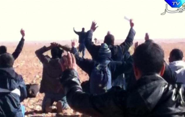 Capture d'écran d'une vidéo d'Ennahar TV montrant des otages du site gazier entourés des islamistes armés, le 19 janvier 2012 près d'In Amenas [ / Ennahar TV/AFP]