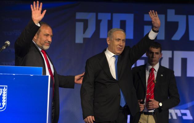 Avigdor Lieberman et Benjamin Netanyahu au siège du Likoud le 23 janvier 2013 à Tel Aviv [Menahem Kahana / AFP]