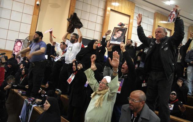 Le public réagit à l'énoncé du verdict du tribunal du Caire, le 23 janvier 2013, condamnant à mort 21 personnes impliquées dans des violences lors d'un match de foot [Ahmed Mahmoud / AFP]