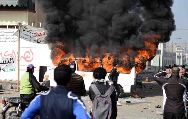 Un minibus brûle lors de manifestations à Port-Saïd, le 27 janvier 2013 en Egypte [ / AFP]