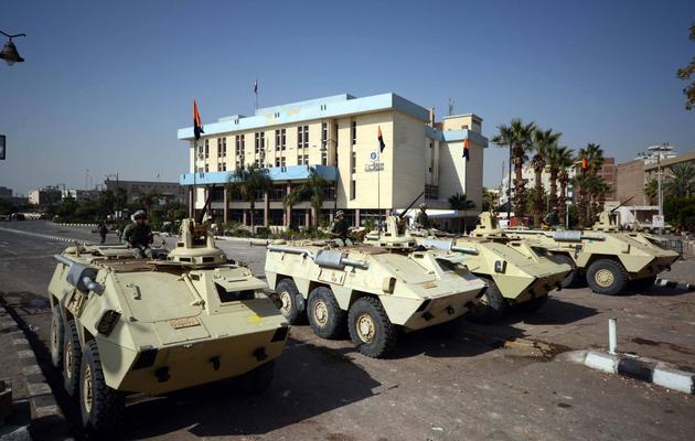 Des soldats égyptiens sont postés devant le gouvernorat de Suez, le 26 janvier 2013 [ / AFP]